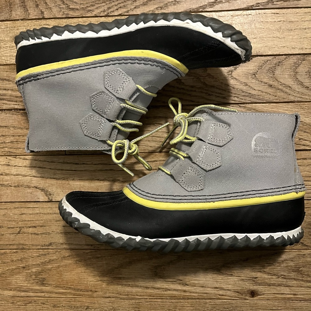 Sorel Out N About Boots Grey and Black with Yellow Laces